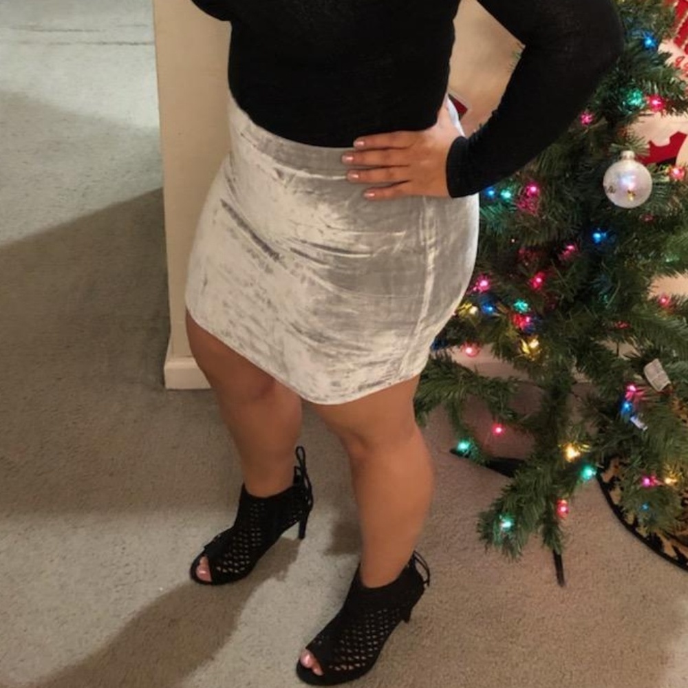 Forever 21 | Metallic Grey/Silver Crushed Velvet Bodycon Mini Skirt. Size L.